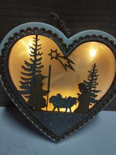 Presepe in legno da appendere a forma di cuore con luce