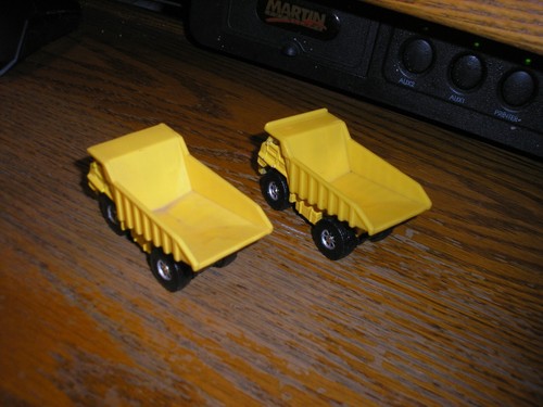 Nice Lot of 2 Maisto Heavy Duty Dump Truck Yellow Free SHIPPING - Picture 2 of 5
