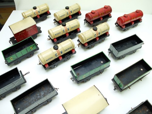 CHAD VALLEY TANKERS & GOODS WAGONS X 16 - Picture 16 of 16