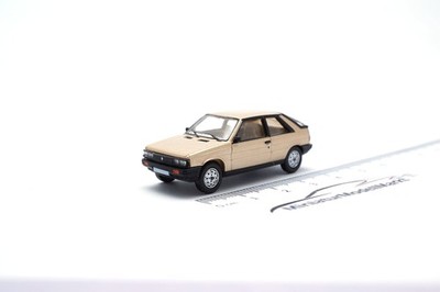 Renault 11 - beige (Metallic) - 1:87 - PCX87 (PCX870755)