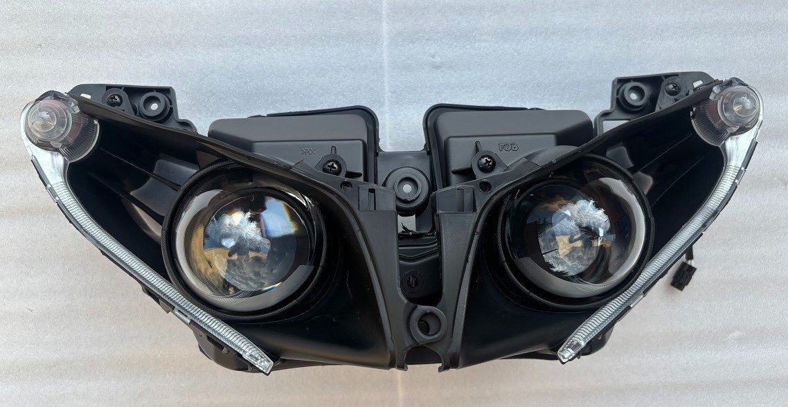 Optique phare YZF R1 RN22 cassé ? Remplacez-le par ce phare avant neuf
