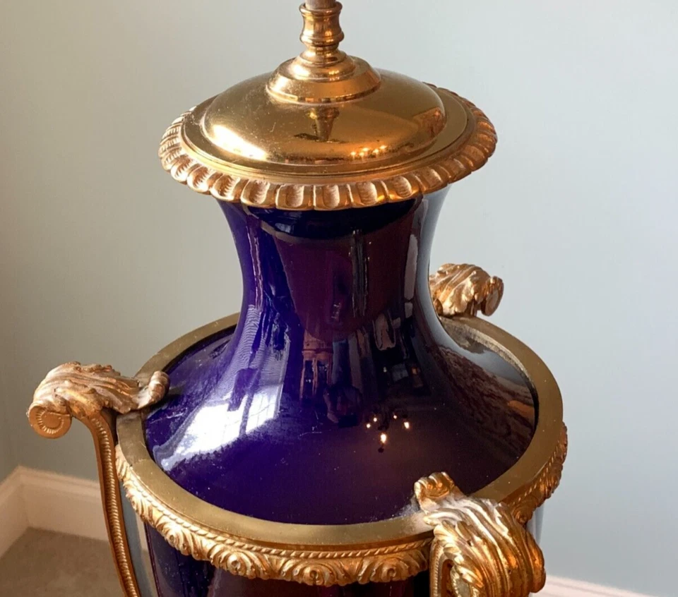 Antigua lámpara grande con patas azul cobalto detalles de latón pesado 36" de alto Foto 4 de 4