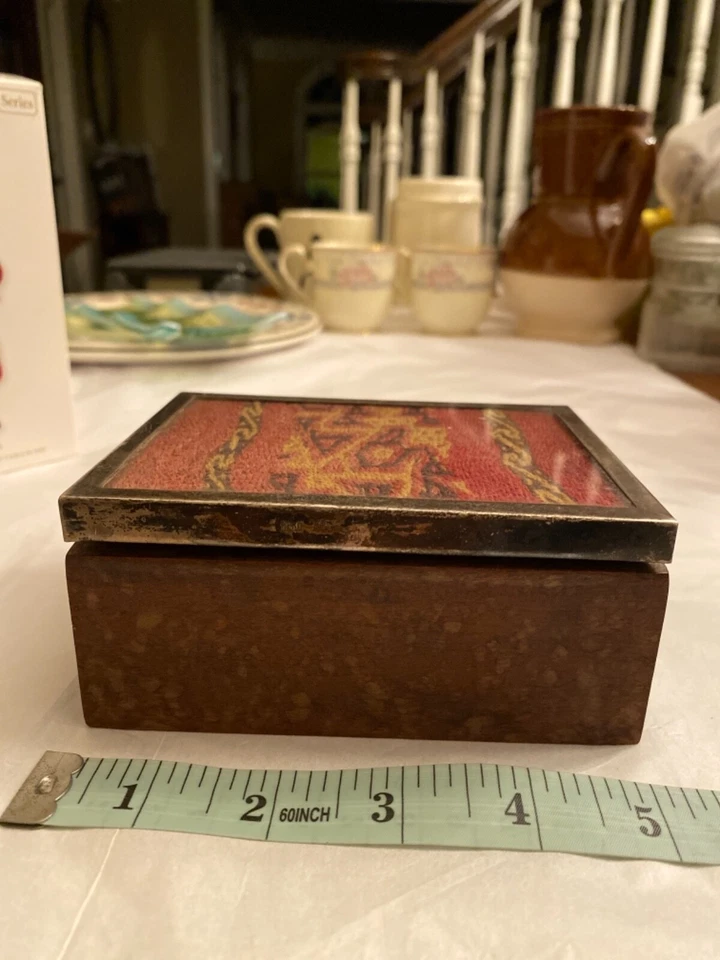 ANTIGUA CAJA DE MADERA CON INCRUSTACIÓN DE TELA ANTIGUA ÚNICA BAJO TAPA DE VIDRIO Foto 2 de 4