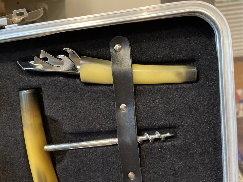 The Portable Pub By London Air Limited con estuche rígido negro nos vintage Foto 3 de 4