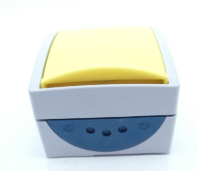 Busch-Steckdose mit gelbem Klappdeckel 3015/3018 EW(N)-5 Leviton