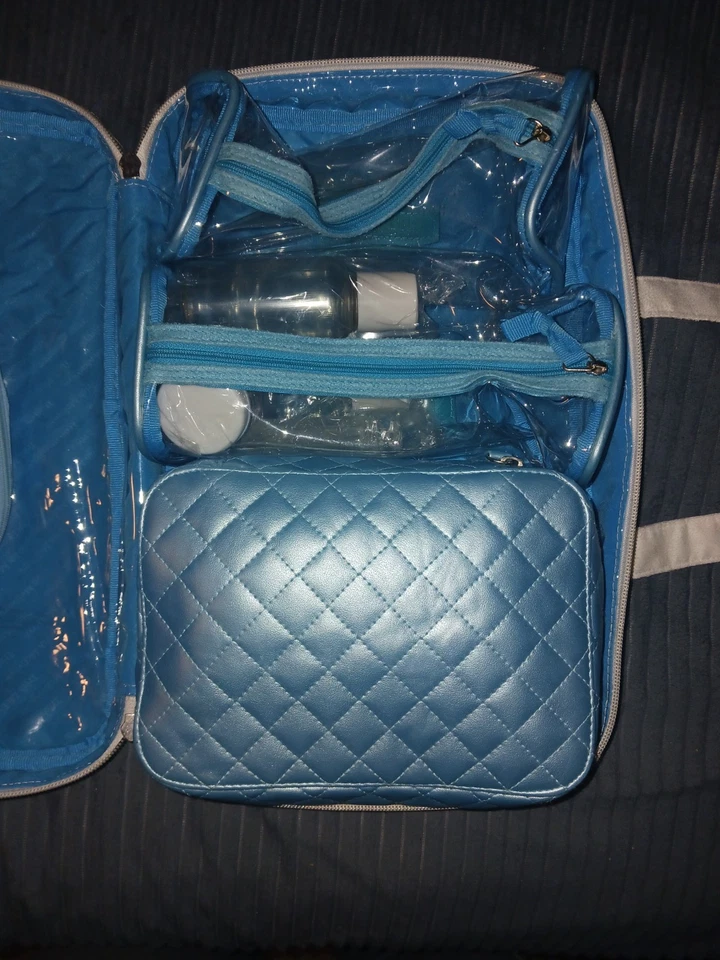 Bolsa de viagem Trish McEvoy Ultimate Beauty Organizer. Tecido de colcha branco - Imagem 4 de 4