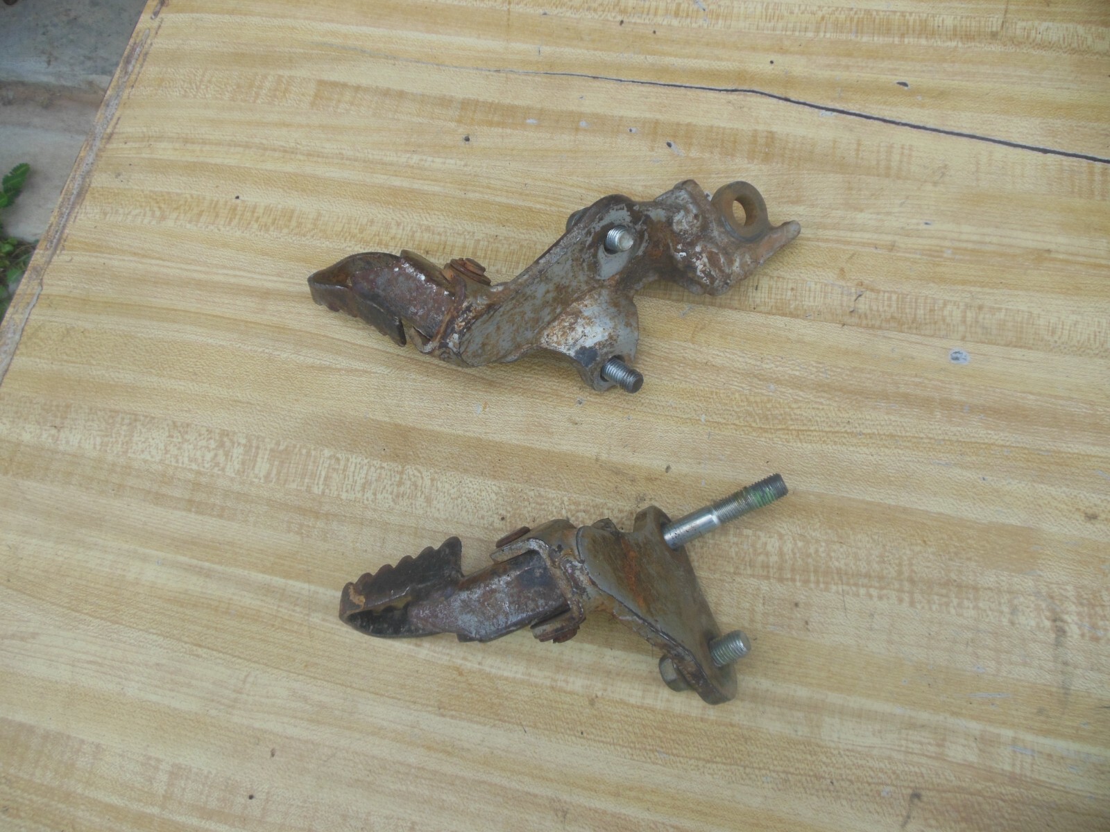 2000 00 HONDA XR80 XR 80 OEM LEFT RIGHT FOOT RESTS PEGS W FRAME