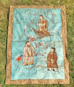 ANTIQUE CHINESE QING DYNASTY WALL HANGING OF A LANDSCAPE WITH A BIRD & THREE MEN