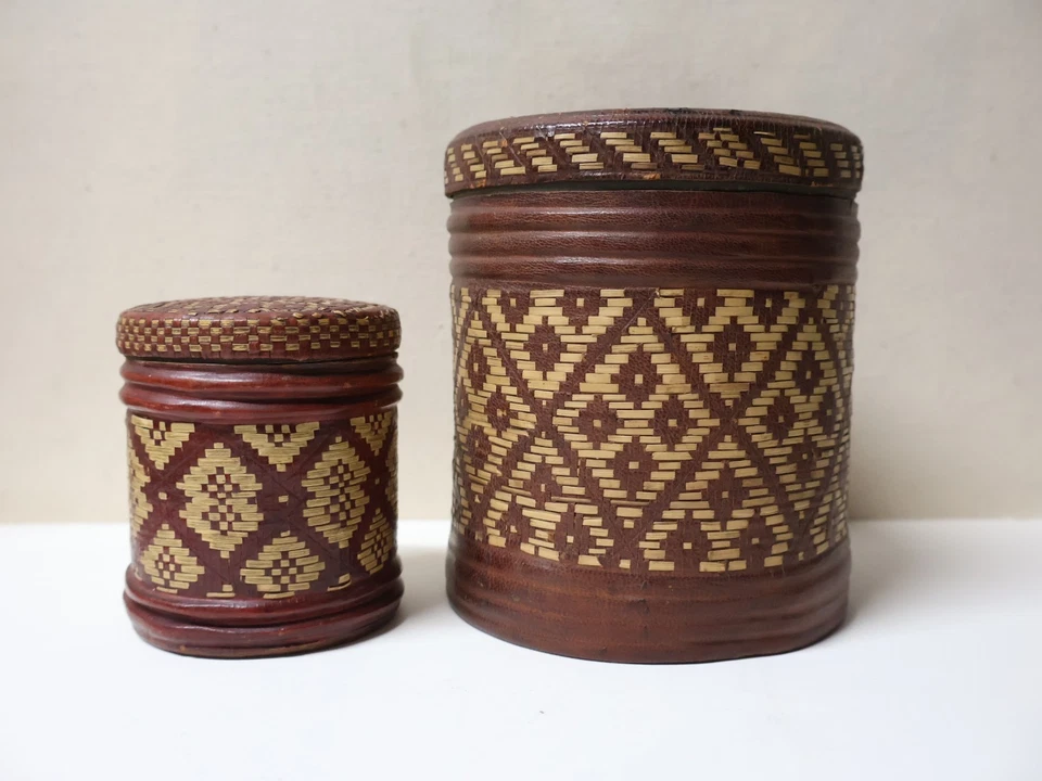 Anciennes 2 Boîte tôle recouvertes de vannerie Tabac Afrique XIX-XXe siècle - Photo 2/4