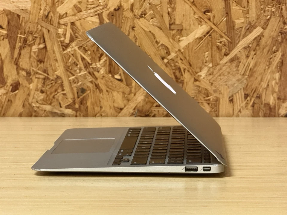 Apple MacBook Air 11 inch, Mid 2013, 128GB SSD, Intel i5 1.3GHz, 4GB RAM  - Image 2 of 4