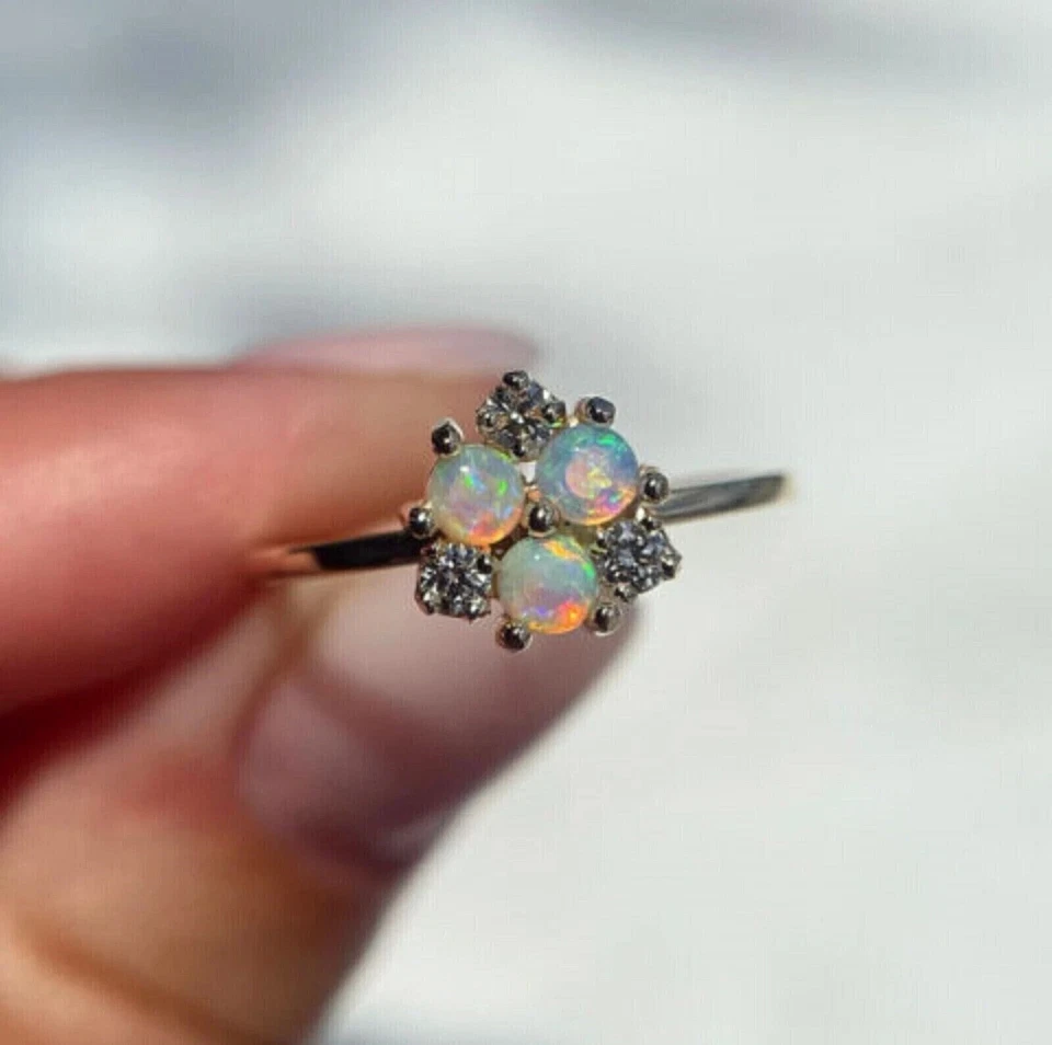 Alianza de boda de eternidad de ópalo de fuego simulado de corte redondo de 2,00 quilates de oro blanco de 14 quilates Foto 2 de 4