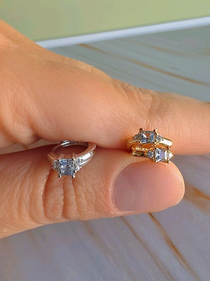 Pendientes Aguamarina Oro 18k y 925 Plata Delicados Huggies Regalos de Cumpleaños Mujer Foto 2 de 4