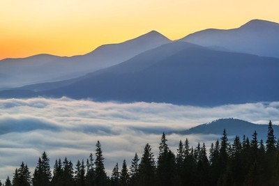 Wandbild: Gebirgsketten-Silhouetten vor wunderschönem Himmel vor [...]