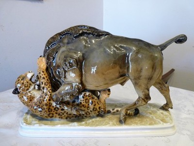 HUTSCHENREUTHER Statuette Figurine ''BISON and LEOPARD FIGHTING'' C Werner GERMANY