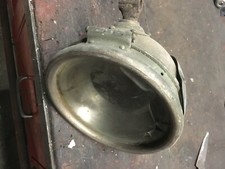 Ancien phare LUCIDUS à acétylène, pas cabossé mais vitre cassée.