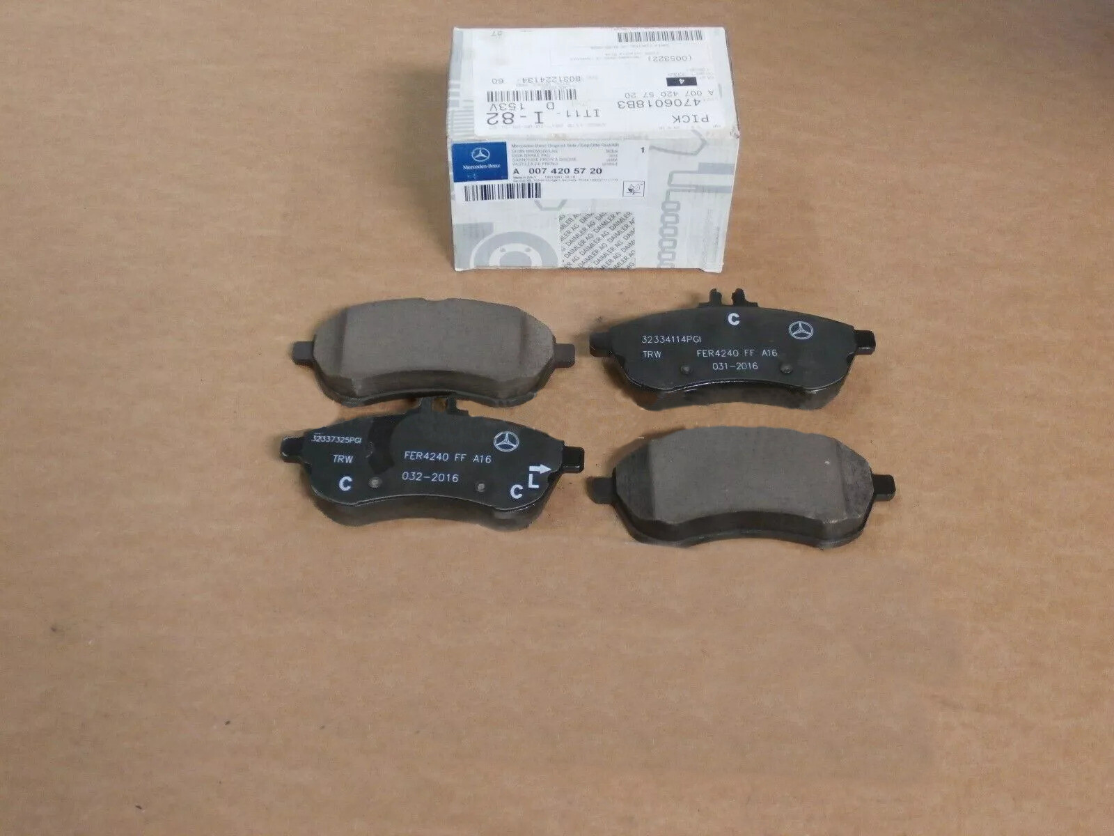 NEW Mercedes-Benz W204 C-Class Genuine Front Brake Pad Set C250 C300 !!!!! US