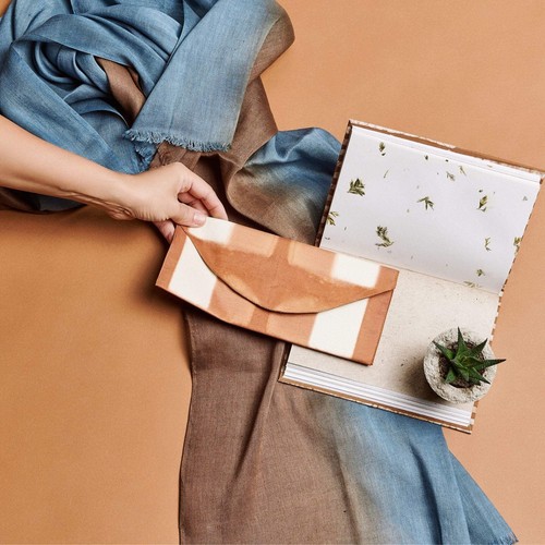 Bolsa Melo Gold Mulberry Silk Shibori hecha a mano cero residuos - Imagen 10 de 12