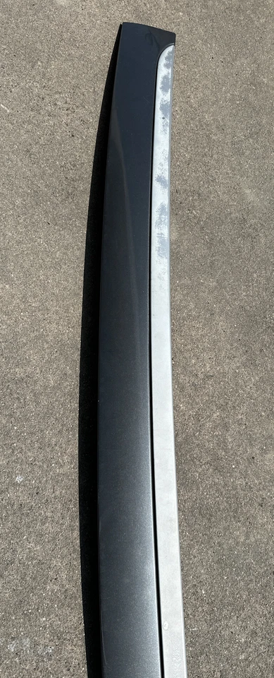 Painel de moldagem Porsche Cayenne Liftgate cinza 2003-2006 - Imagem 3 de 4