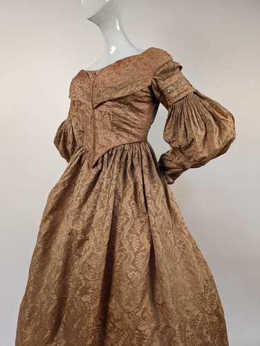1830’S GOLDEN FIGURED SILK DRESS W FAN FRONT & GIGOT SLEEVES - Picture 5 of 12