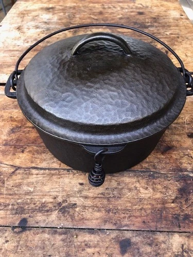 Cast iron vintage Unmarked Wagner? Hammered Dutch oven