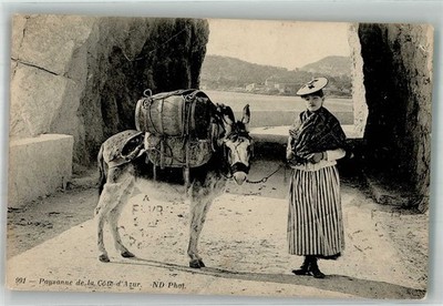 38167564 - Frau in Tracht von der Cote dAzur mit einem Lastesel Trachten