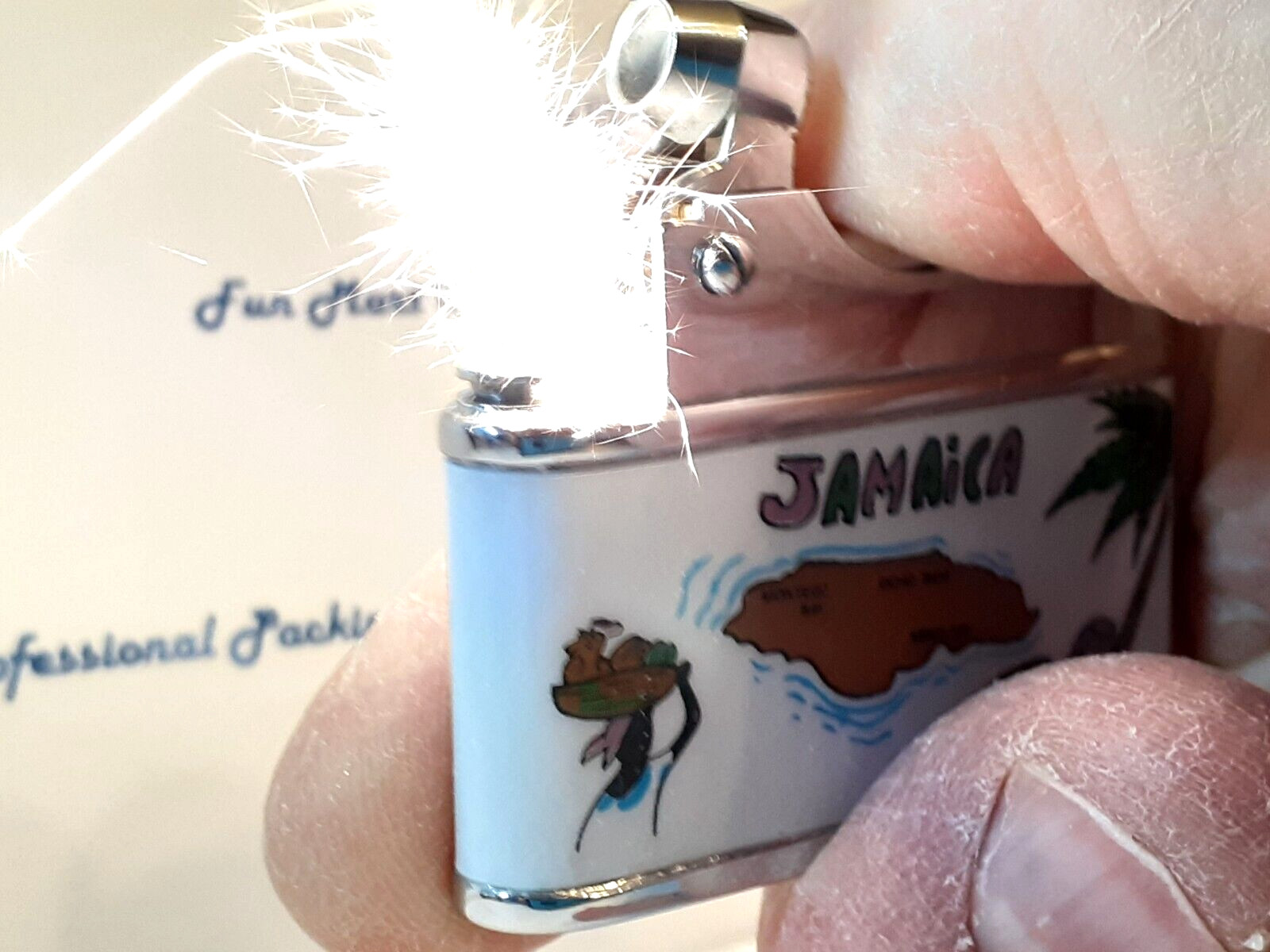 NEVER FIRED OUTSTANDING COND SOUVENIR ISLAND OF JAMAICA WORKING LIGHTER  [3619]