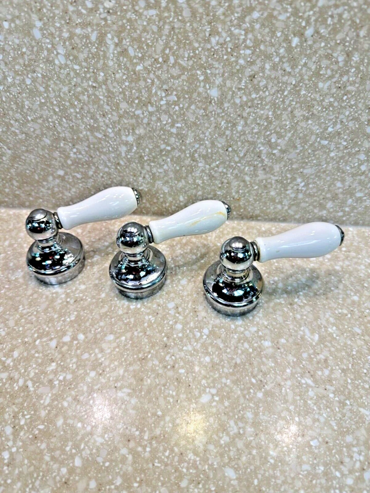 Soporte de papel higiénico de cerámica Delta y manijas de grifo de baño salvamento Foto 3 de 4