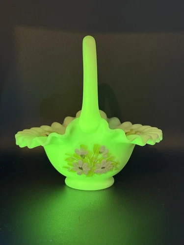 VTG FENTON CUSTARD FROSTED GLASS BASKET DAISIES SIGNED *GLOWS*