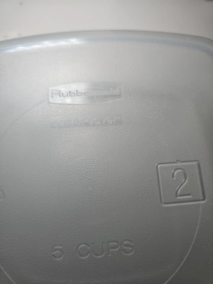 Rubbermaid Servin' Saver #2 + #11 Square White Lid 5c  Rectangle Almond Lid 24oz - Image 4 of 4