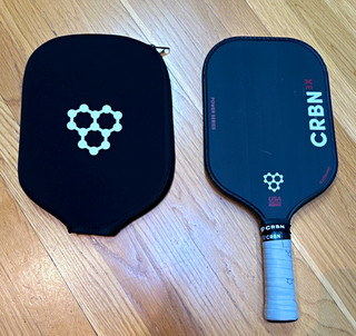 Paleta Pickleball CRBN 3X Power Series con cubierta/estuche negra (CRBN3X) usada una vez