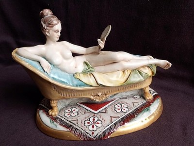 ATEMBERAUBENDE ITALIENISCHE CAPODIMONTE PORZELLANFIGUR EINER HALBNACKTEN DAME AUS DEN 1930er Jahren.