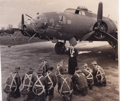 Original Press Photo WW2 US Airmen celebrate Mass Flying Fortress B-17F-25-BO