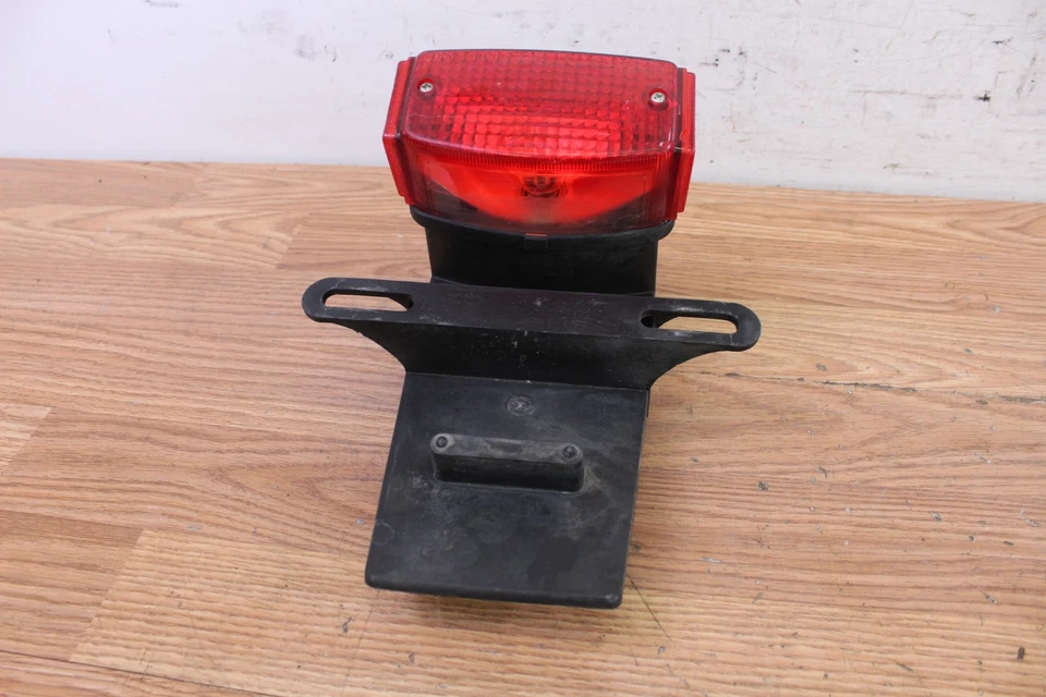 Honda NQ50 SPREE 1985 luz trasera/luz de freno con soporte para matrícula Foto 2 de 4