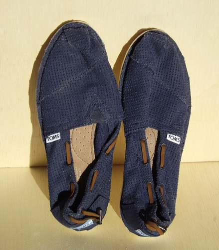 Size 8.5M Toms Women Bimini Classic Slip-On Shoes, Navy Perforated Blue - 第 1/7 張圖片
