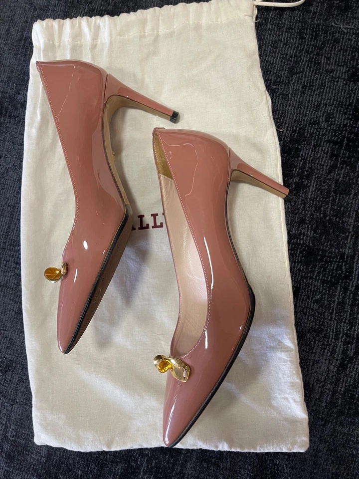 Bally heels brown pink in patent leather near new gold hardware anti-slip soles - image 2 of 4