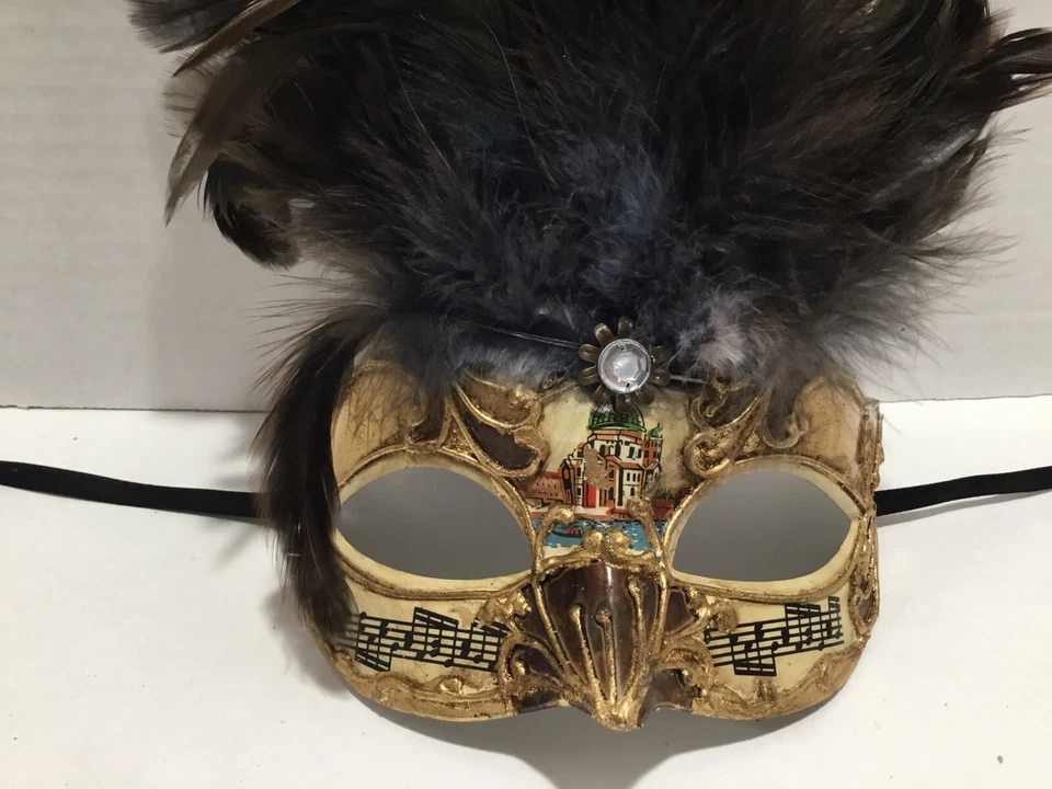 Mascarada Ball 1/2 Mascarilla Dorada con Plumas y Notas Musicales Foto 4 de 4