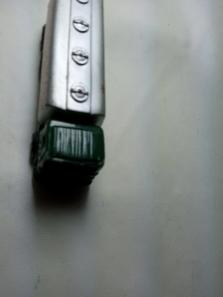 Semirremolque cisterna Maisto Green Metropolitan calefacción y combustible gas fundido a presión Foto 4 de 4