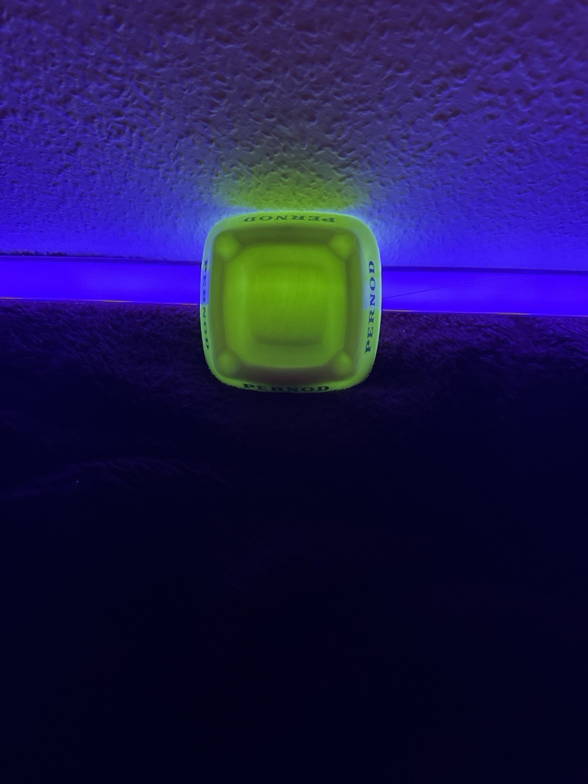 Vintage Pernod Aschenbecher – Uran-Glas – fluoreszierend UV-Licht – ca. 1950er