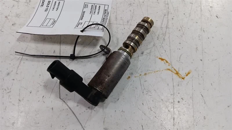 Válvula de control de aceite de engranaje de distribución variable Kia Forte culata solenoide 2014 20 Foto 2 de 4