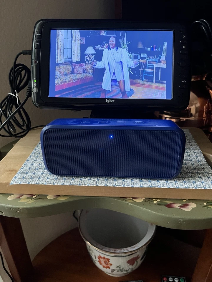 Tyler TTV701 7" Portátil Pantalla Ancha LCD con Ranura para Tarjeta USB/SD Puerto USB, Cargador Foto 3 de 4