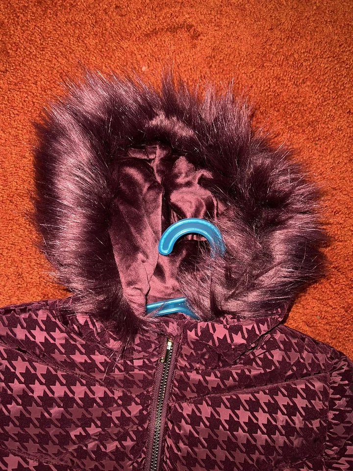 JUICY COUTURE Vino Púrpura Talla 14 Chaqueta Acolchada Abrigo Piel Capucha Cremallera Dorada Nuevo con Etiquetas Foto 4 de 4