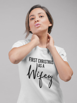 First Christmas As Ehebby Wifey Couples TShirt Ehemann Frau verheiratet frisch verheiratet Weihnachten