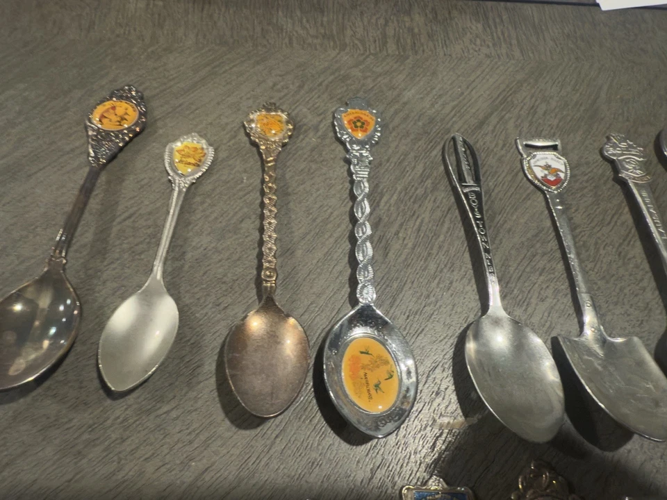 Traveler souvenir spoons. Silver plated and pewter lot of 44 Foto 2 de 4