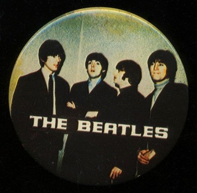 The BEATLES sehr großer ''BUTTON''/Metall-Pin zum Anstecken 1980er fast NEUWERTIG