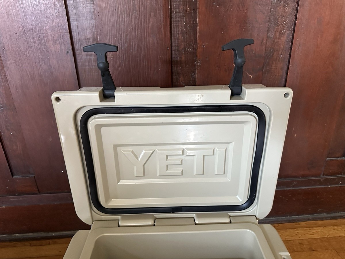 Yeti Roadie 20 Tan Cooler Discontinued Model Includes Drain Plug
