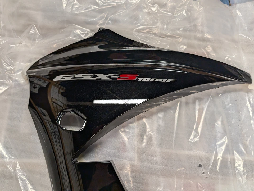 Suzuki OEM Parte 94480-04KA0-YKV Capucha, Bajo LH (Negro) 2017-2020 GSXS 1000 Foto 3 de 3