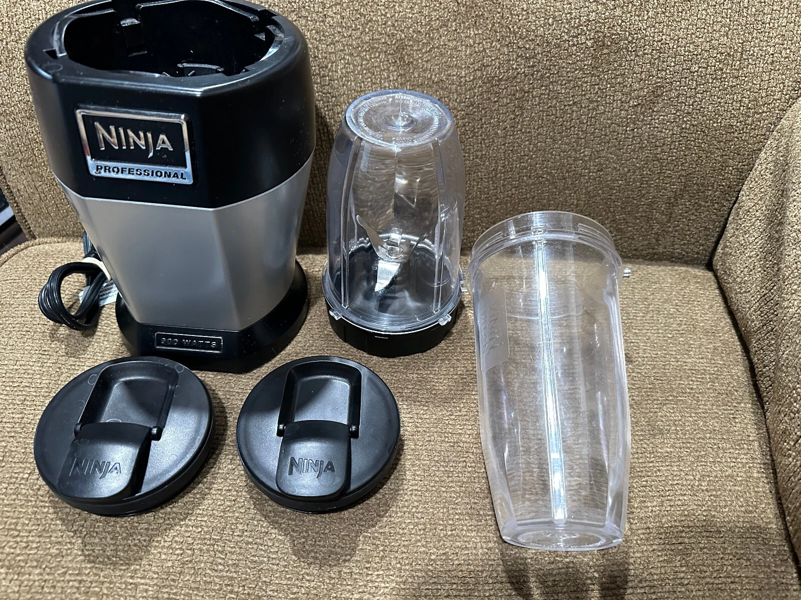 Nutri Ninja Professional Blender 900 Watts BL450, with cups and lid Tested Works
Opens in a new wind
