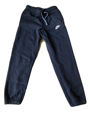 nike club cuffed sweatpants in black