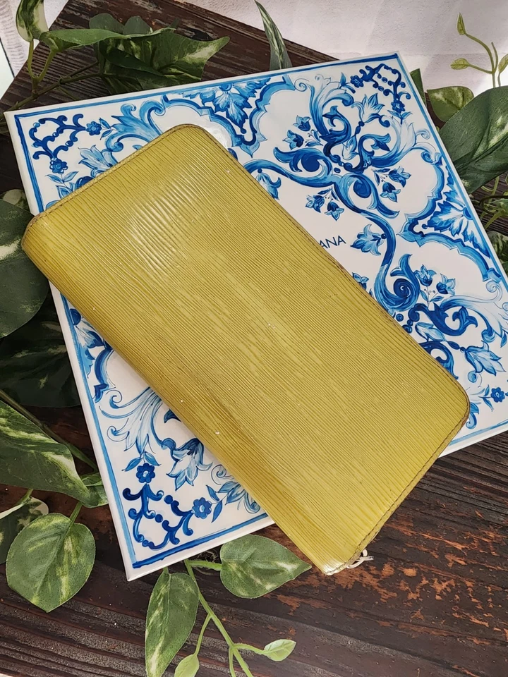 Auténtica cartera Louis Vuitton Epi de cuero larga con cremallera Foto 3 de 4