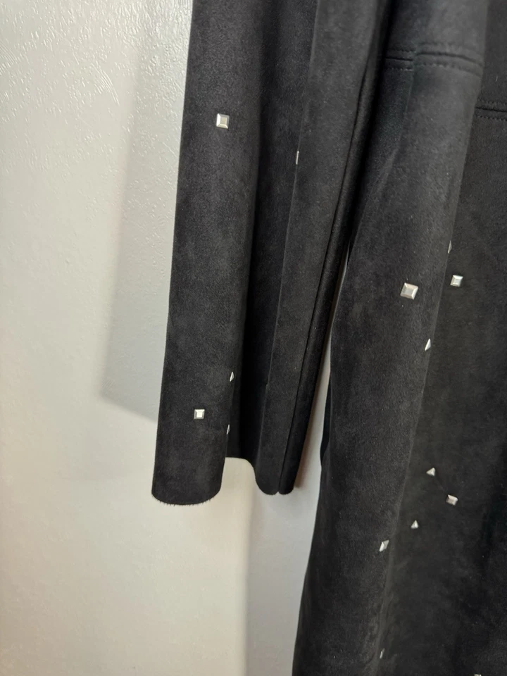 Chaqueta Zara Imitación Cuero Larga Negra Frente Abierto con Acentos Plateados Talla L Foto 2 de 4